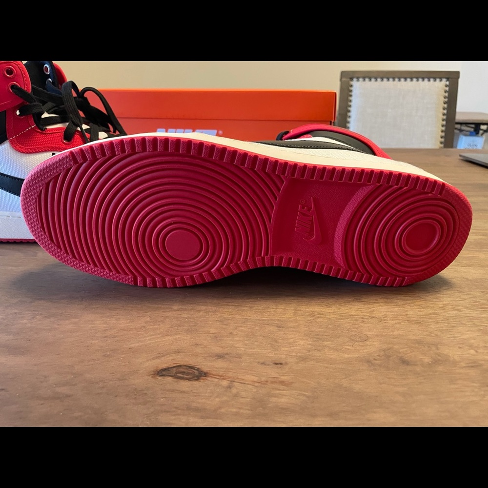 Jordan 1 Retro AJKO Chicago (2021) - Picture 2 of 4